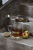 Tee und Apfel (Klösterliches Fasten), Kerzenständer, Bibel und Rosenkranz