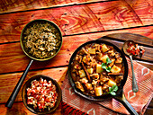 Lamm-Pilaf mit Reis und Kachumbari-Salat