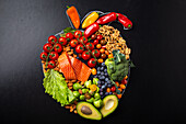 Obst, Gemüse und Fisch arrangiert in Herzform