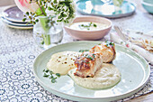 Turkey rolls with creamy sauce