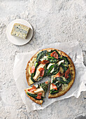 Pizza Bianco mit Grünkohl und Blauschimmelkäse