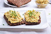 Wholemeal bread with vegan 'egg salad' based on spaghetti and chickpeas
