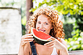 Porträt einer rothaarigen jungen Frau mit Wassermelone