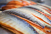 Nahaufnahme von Fischen, die in einer Lebensmittelverarbeitungsanlage angeordnet sind