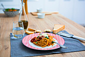 Spaghetti mit Kirschtomaten und Basilikum auf einem Teller