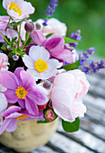 Sommerlicher Blumenstrauß auf Gartentisch