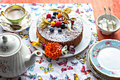 Kuchen mit Früchten und Blüten verziert  zum Tee