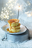 Japanische Pancakes mit Wunderkerze zu Weihnachten
