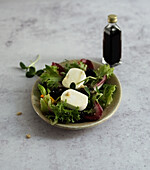 Mixed leaf salad with goat’s cheese