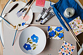 Weißer Keramikteller mit Blumenmotiv bemalt
