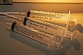 Single-use syringes