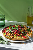 Couscoussalat mit Harissa, Tomaten, Oliven, Petersilie, Gurke, Paprika und Granatapfel