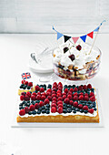 Beerenkuchen mit Union-Jack-Motiv und Kirschtrifle mit Wimpelkette