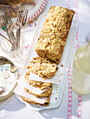 Apple box cake with crumble for a picnic