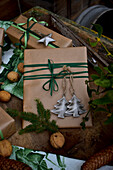 Weihnachtsgeschenke mit Nadelzweigen und Walnüssen