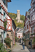 Monreal, Kirchstrasse, denkmalgeschütztes Fachwerkdorf, Blick auf die Philippsburg, Rheinland-Pfalz, Deutschland