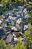 Monschau, Blick vom Panoramaweg auf die Rur und die Dächer von Monschau, Nordrhein-Westfalen, Deutschland