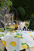 Sommerlicher Tisch mit Sekt und Zitronen