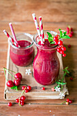 Smoothie with sweet cherries and red currants