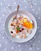Toppas (breakfast cereal) with fruit