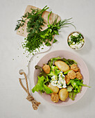 Vegane Frühlingsbowl mit Bohnenbällchen, Kartoffeln und Kräuterdip