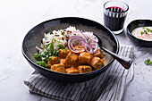Veganes Tofu-Tikka-Masala mit Basmati-Wildreis-Mischung
