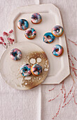 Mini-Weihnachts-Donuts mit bunter Zuckerglasur