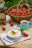 Erdbeercreme und frisch gepflückte Erdbeeren
