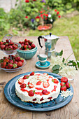 Strawberry cake with crispy base and cream
