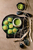 Asiatisches Reisdessert - süßer grüner Matcha-Mochi und Matcha-Tee