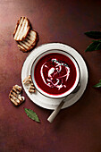Rote-Bete-Suppe mit Röstbrot