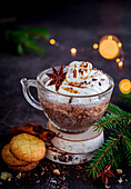 Kakao mit Gewürzen und Baiserhaube zu Weihnachten