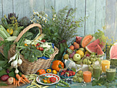 Stillleben mit Obst, Gemüse, Kräutern und Smoothies