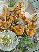 Gebackene Osterhühner aus Mürbeteig mit Kräutern, dazu Wachteleier und Kerbelbutter