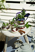 Topfencreme mit Holundersauce auf Tisch im Garten