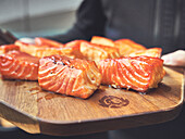 Candy Salmon (Kandierter Lachs) auf Holzbrett serviert