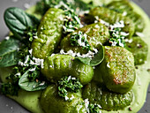 Spinach gnocchi with spinach pesto (close-up)