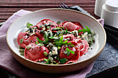 Beetroot tortellini salad with rucola, blue cheese and seeds