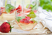 Erdbeerbowle in Glastasse