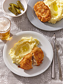 Dutch escalope with cheese and mashed potatoes