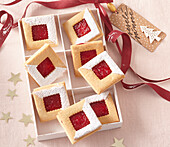 Quadratische Marmeladenplätzchen in Geschenkschachtel (Weihnachten)