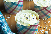 Vanille-Cupcakes mit Buttercreme-Frosting und Streuseln