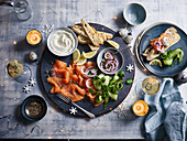 Räucherlach mit Gurke, Sahnemeerrettich und Brot (weihnachtlich)