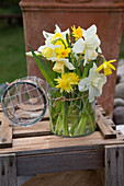 Frühlingsblumenstrauß im Garten