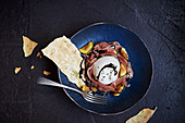 Burratta mit Feige, Balsamico-Essig und Parmaschinken