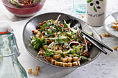 Vegetable salad with garlic croutons