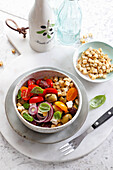 Mediterraner Salat mit Tomaten, Oliven, Schafskäse und Croutons