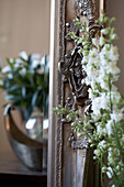Blumen und Spiegel mit dekorativem Silberrahmen