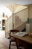Holz-Küchentisch mit offenem Buch und Treppengeländer in Rye, Sussex