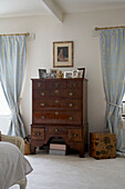 Antike Kommode aus Holz in einem Schlafzimmer, Arundel, West Sussex